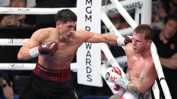 Dmitry Bivol golpea a Canelo Álvarez en su pelea del 7 de mayo del 2022